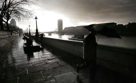 Brytyjska gospodarka do tyłu o prawie 2 proc.