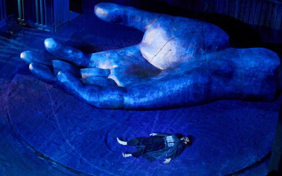 Hamlet (Marcin Kalisz) i instalacja Małgorzaty Szydłowskiej w Teatrze im. Słowackiego w Krakowie