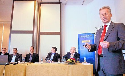 Adam Góral (pierwszy z prawej), prezes Asseco Poland, wyliczał na konferencji korzyści z zakupu grup
