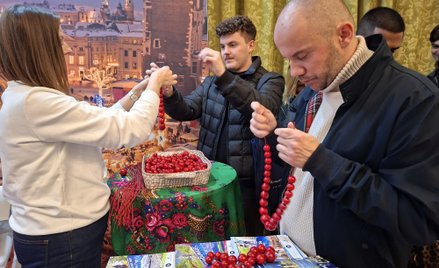 Na stoisku Małopolski można było samemu nanizać sobie słynne czerwone korale i zabrać do domu. Do te