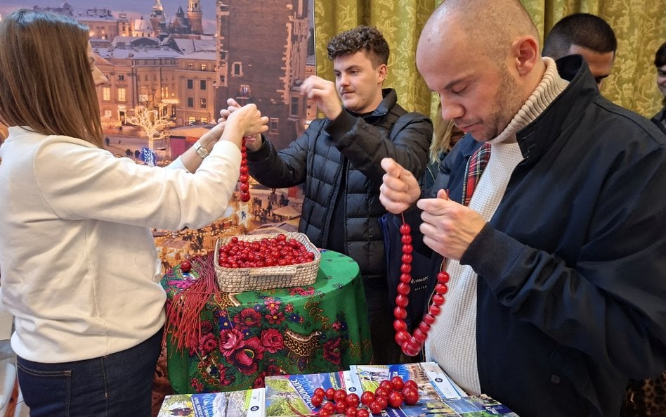 Na stoisku Małopolski można było samemu nanizać sobie słynne czerwone korale i zabrać do domu. Do te