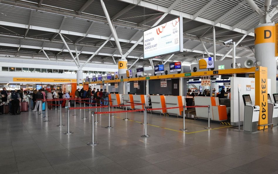W czerwcu z usług Lotniska Chopina skorzystało prawie 2,5 miliona pasażerów. Aż czterokrotnie, w każ