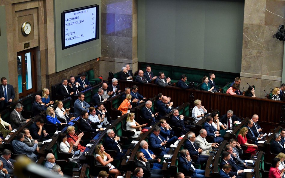 Sejm poparł wniosek rządu o organizację referendum