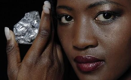 Mpho Mokhoro, modelka z Lesotho z 603-karatowym diamentem Lesotho Promise