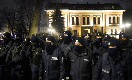 Po wyroku ws. aborcji: Policja w nocy usuwała siłą protestujących sprzed TK
