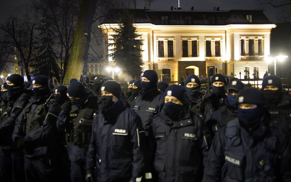 Po wyroku ws. aborcji: Policja w nocy usuwała siłą protestujących sprzed TK