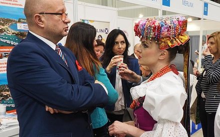 Na stoisku Polskiej Izby Turystyki rej wodził wiceprezes organizacji Grzegorz Chmielewski