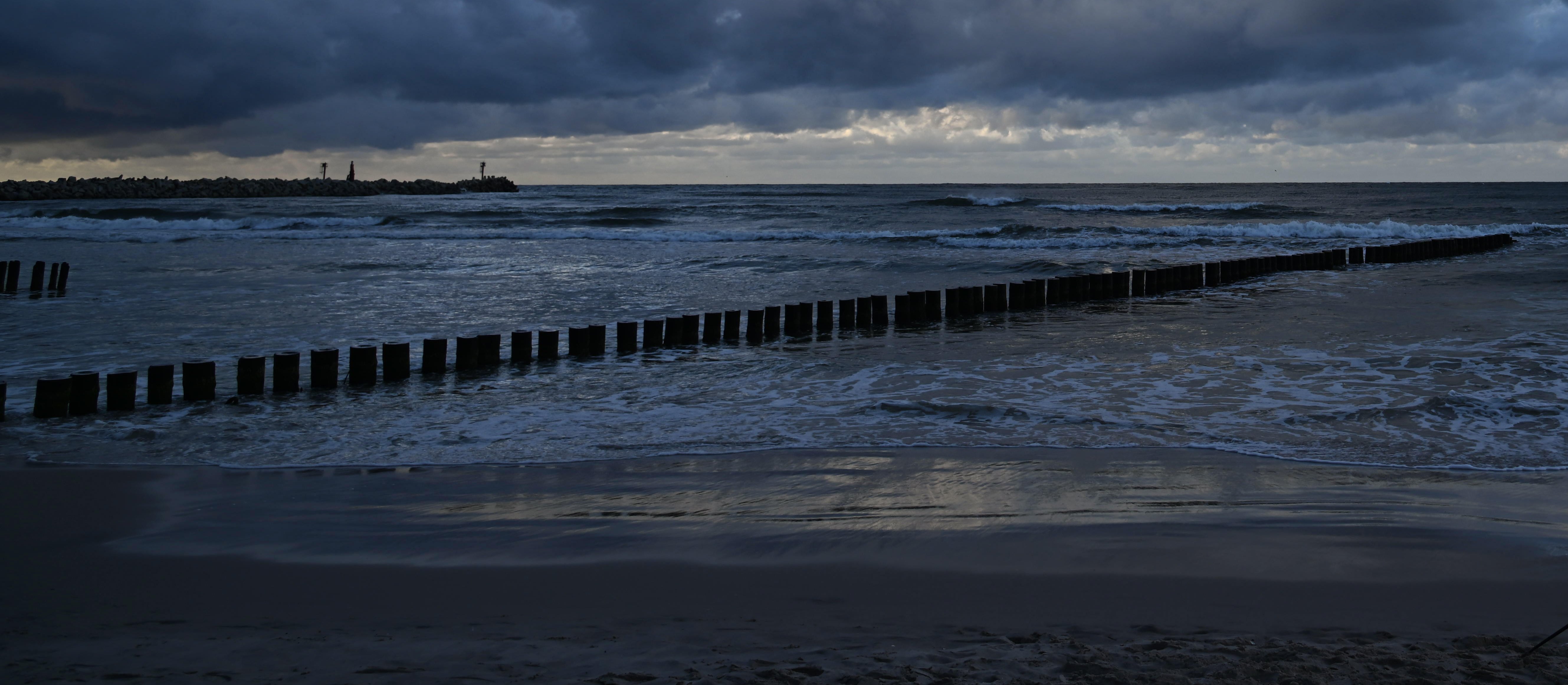 „Z urządzenia wystawały przewody”. Spacerowicz natknął się na plaży w Ustce na fragment drona