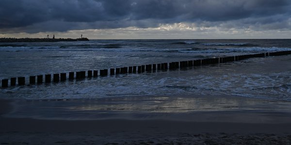 „Z urządzenia wystawały przewody”. Spacerowicz natknął się na plaży w Ustce na fragment drona