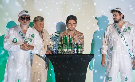 Janusz Palikot i Kuba Wojewodzki na konferencji prasowej prezentują swój nowy produkt alkoholowy, Wa