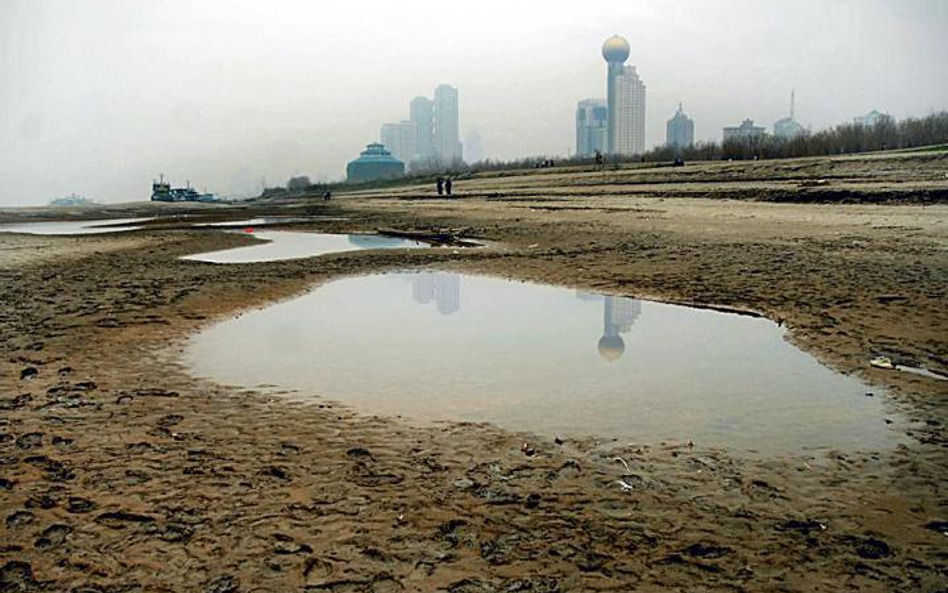 Jangcy opadła do najniższego poziomu od 100 lat. Miasto Wuhan w 2008 roku leżało nad kałużą