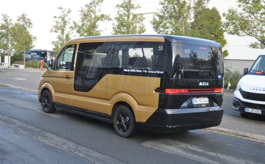 Elektryczna Moia powstała z przeróbki VW Craftera.