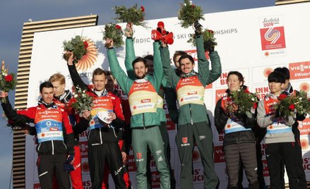 Medaliści konkursu drużynowego na podium. Od lewej Austria (srebro), Niemcy (złoto), Japonia (brąz)