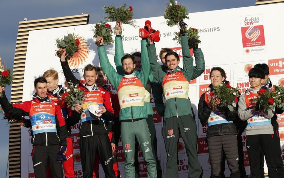 Medaliści konkursu drużynowego na podium. Od lewej Austria (srebro), Niemcy (złoto), Japonia (brąz)