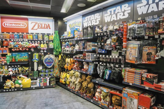 Od lat gadżety związane z uniwersum „Star Wars” kupują kolejne pokolenia fanów. Ten rynek wart jest 