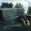 Ukraiński żołnierz przy wyrzutni rakiet Grad