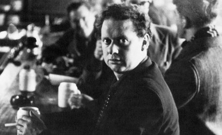 Dylan Thomas w nowojorskiej White Horse Tavern. Rok przed śmiercią.