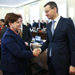 Wicepremier, minister rozwoju Mateusz Morawiecki (P) i premier Beata Szydło (L), przed wtorkowym pos