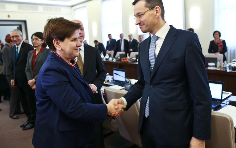 Wicepremier, minister rozwoju Mateusz Morawiecki (P) i premier Beata Szydło (L), przed wtorkowym pos