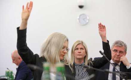 Przewodniczącą Komisji Odpowiedzialności Konstytucyjnej (ODK) jest Arent Iwona z PiS (w środku)