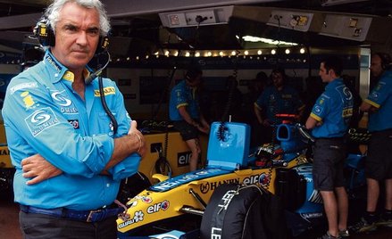 Flavio Briatore na torze w Monako w 2005 r., w tle bolid Fernando Alonso