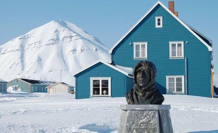 Arktyka, popiersie Roalda Amundsena w Ny-Aalesund