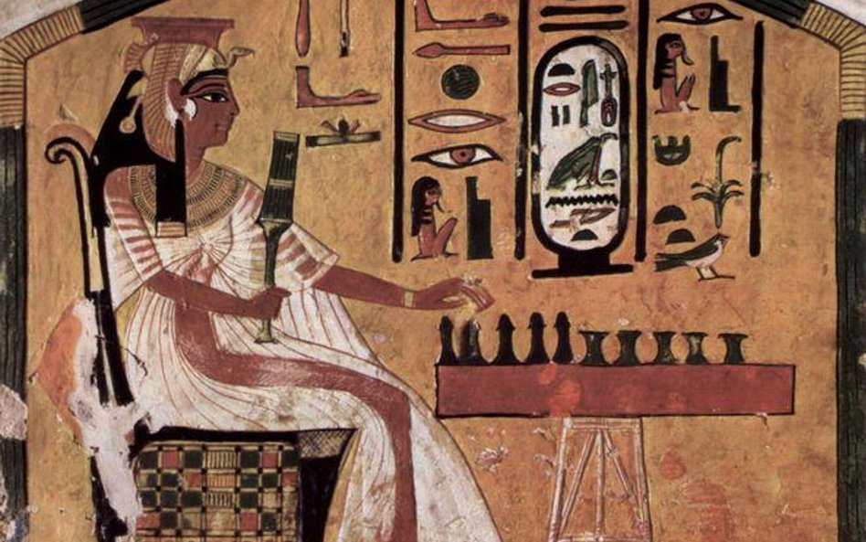 Królowa Nefertari gra w senet