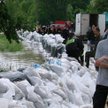 Dobrzyków, maj 2010 r., próba zatrzymania żywiołu; worki z piaskiem układano przez wiele godzin