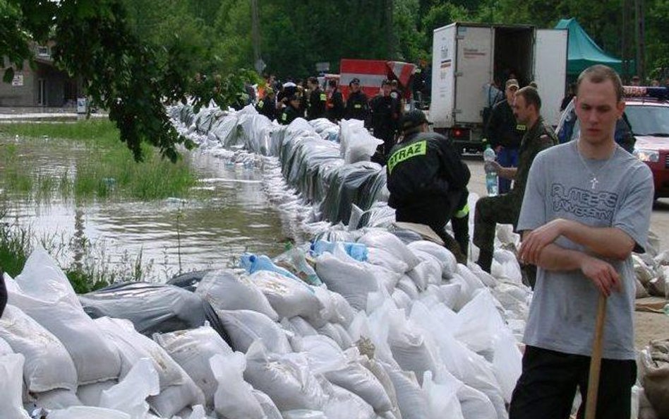 Dobrzyków, maj 2010 r., próba zatrzymania żywiołu; worki z piaskiem układano przez wiele godzin