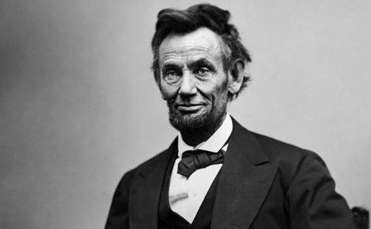 Po tym gdy 15 kwietnia 1865 r. Abraham Lincoln zmarł w wyniku zamachu, wiele osób widziało jego duch