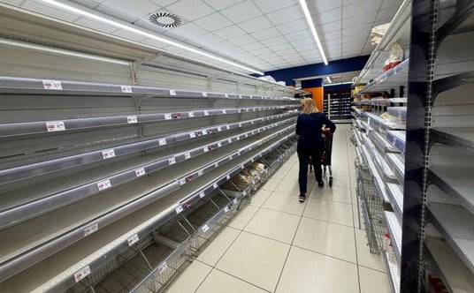 Puste pułki w supermarkecie w Neapolu podczas protestu kierowców ciężarówek przeciwko gwałtownie ros