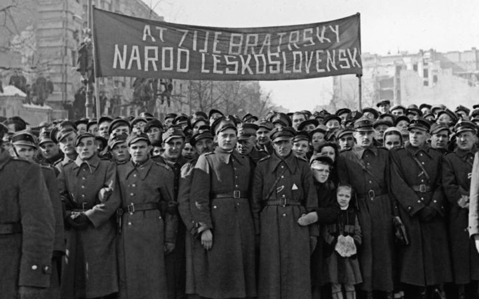 W końcu Sowieci tupnęli nogą, kazali wyciszyć spór i zadekretowali przyjaźń obu krajów. W 1947 r. pr