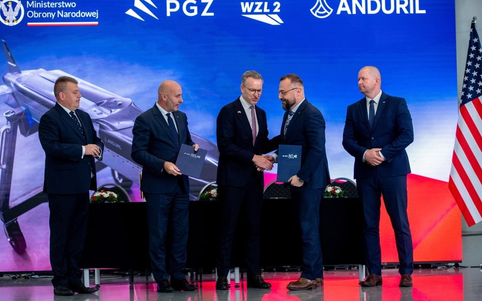 Od lewej: wiceprezes PGZ S.A. Piotr Zawieja, prezes PGZ S.A. Adam Leszkiewicz, wiceprezes, dyrektor 