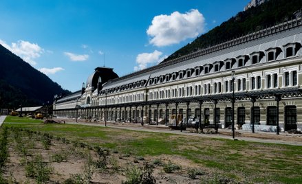 Dworzec Canfranc przestał być używany w latach 70. Od 2023 roku przyjmuje gości, bo stał się luksuso