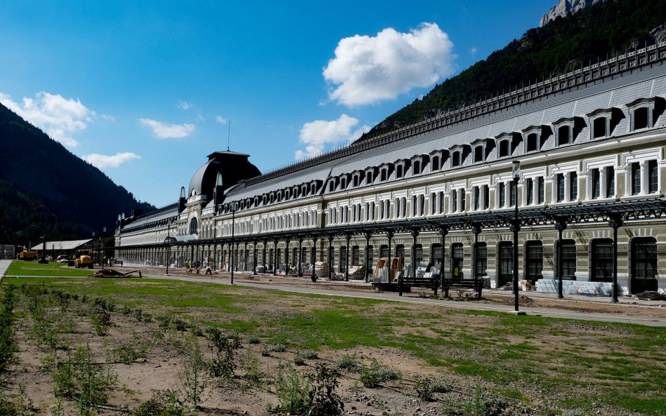 Dworzec Canfranc przestał być używany w latach 70. Od 2023 roku przyjmuje gości, bo stał się luksuso
