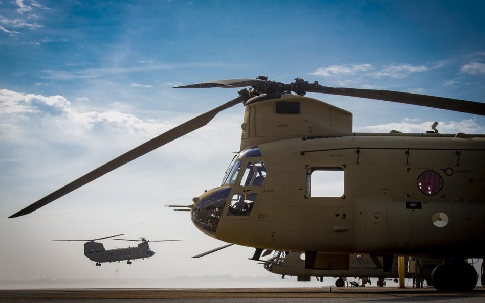 Ciężki śmigłowiec transportowy Boeing CH-47F Chinook Królewskich Holenderskich Sił Powietrznych.