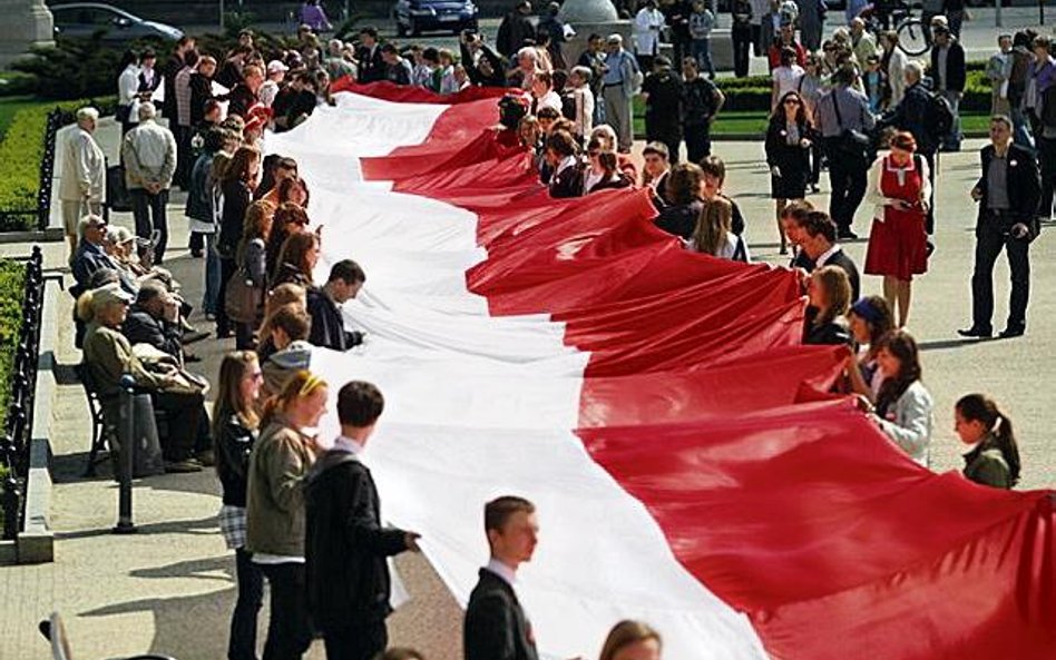 Uczniowie poznańskich szkół uszyli flagę o długości ok. 100 m