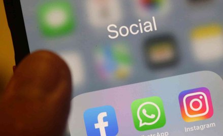 Ikony mediów społecznościowych na ekranie telefonu