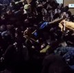 Kadr z nagrania jemeńskiej telewizji, na którym widać ludzi stłoczonych w budynku szkoły