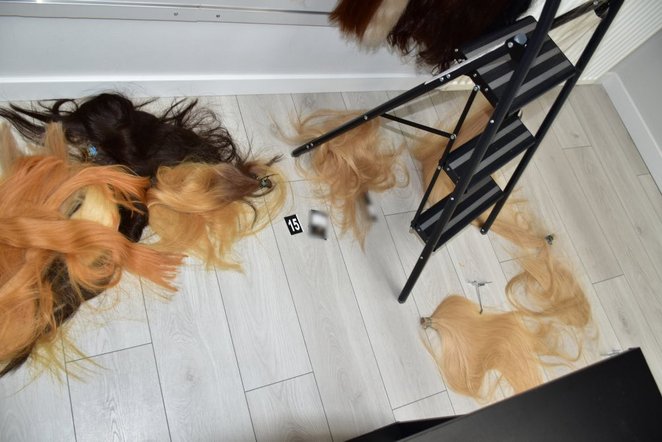 W trakcie przestępstwa część asortymentu uległa zniszczeniu