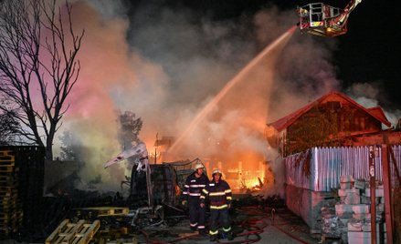 Strażacy walczący z pożarem w Crevedii