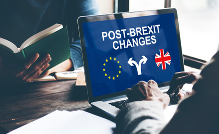 Brexit wciąż wpływa na realia handlowe.