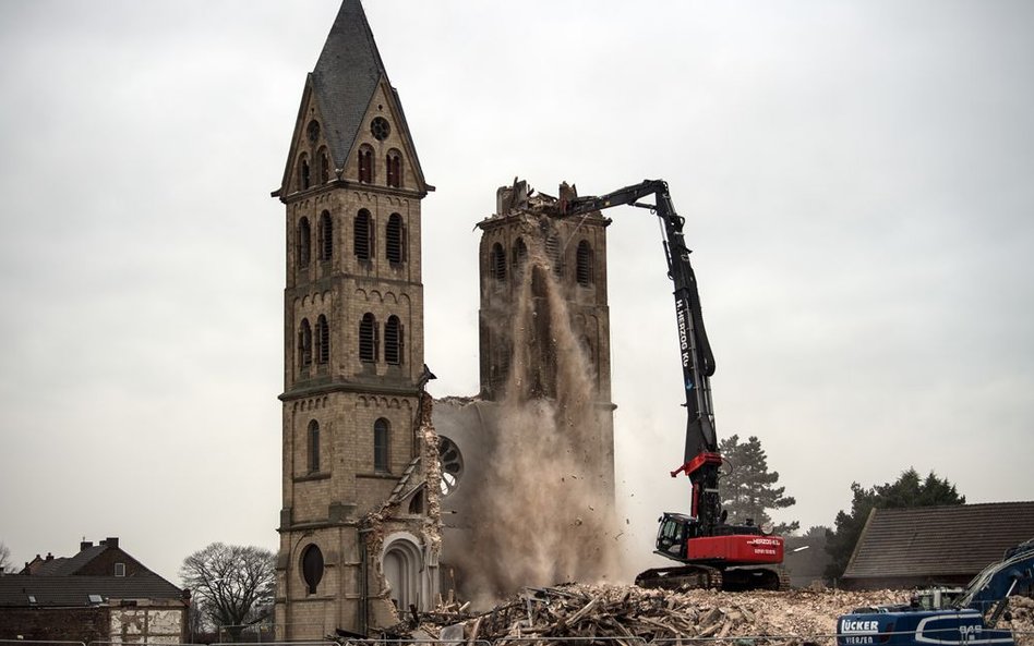 Końcowa faza prac rozbiórkowych neoromańskiej katedry św. Lamberta w Immerath