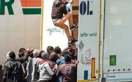 Kolonizowanie przez imigrantów ciężarówki na autostradzie koło Calais: w drodze do lepszego świata