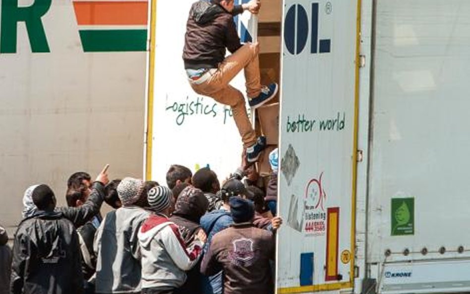 Kolonizowanie przez imigrantów ciężarówki na autostradzie koło Calais: w drodze do lepszego świata