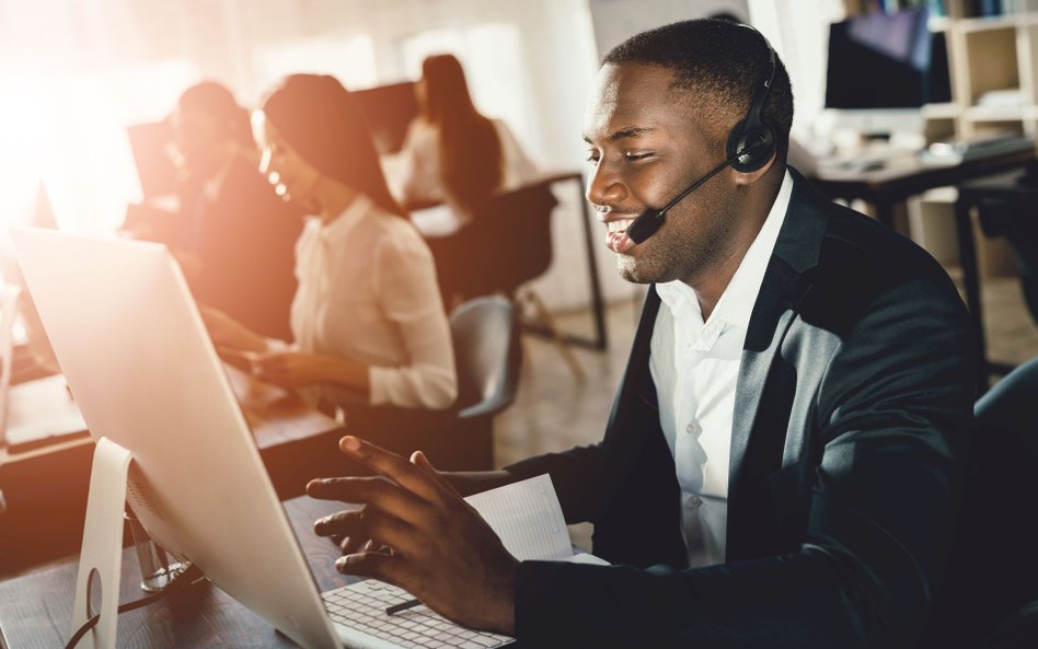 „Wybielają” akcenty pracowników call center. „To walka z dyskryminacją”