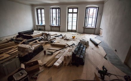 Prace nad odtworzeniem parkietów