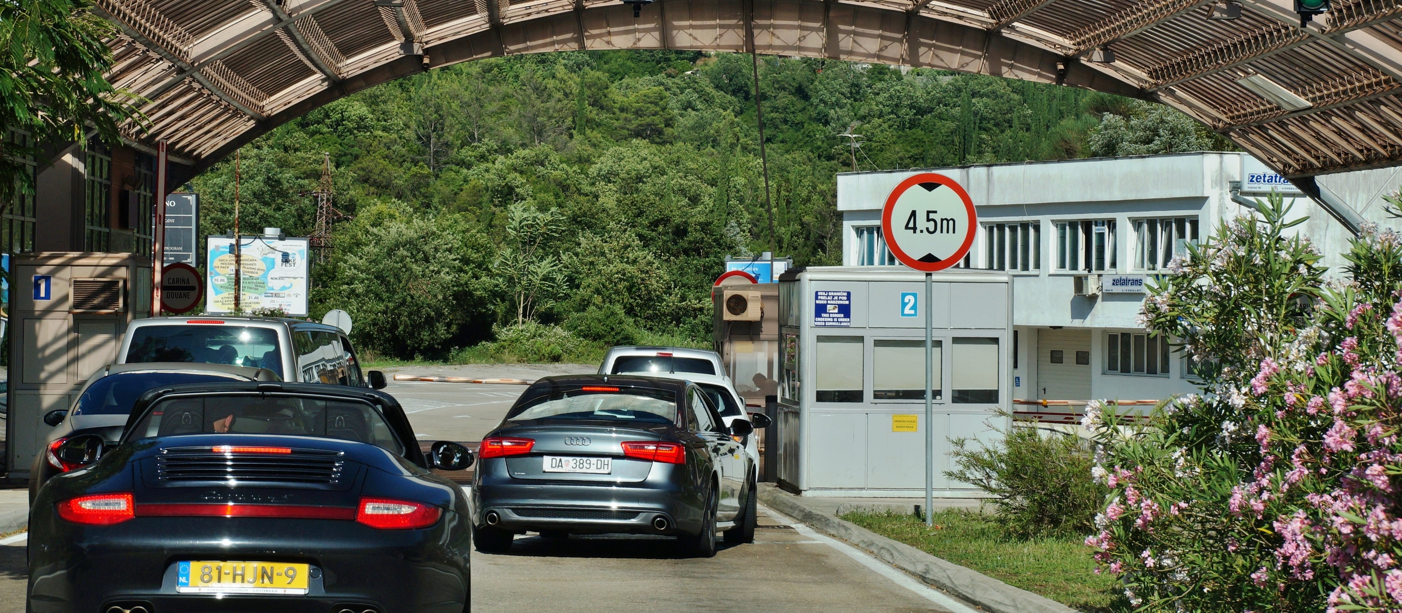Do Czarnogóry wjechało więcej turystów, niż kraj ma mieszkańców. Paraliż na granicach