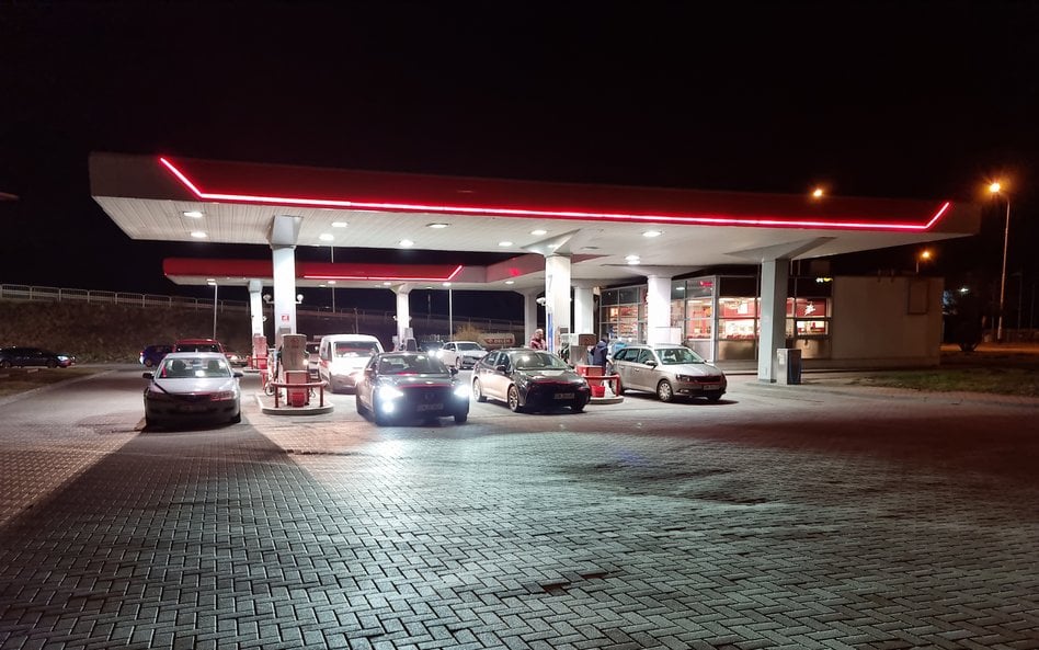 Nowe ceny paliw już obowiązują. Polacy szukają informacji w internecie