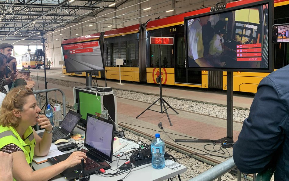 Zespół sędziowski przy stanowisku komputerowym